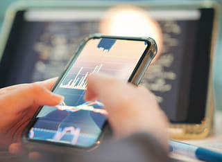 Inversionista revisando la transferencia de fondos y el proceso transparente de retiro