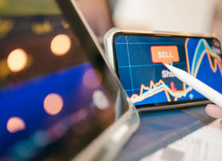 Trader de multimecado que estudia opciones de Bitcoin, Ethereum y forex