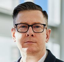 Retrato de Alexander Hughes, CEO y directivo de una empresa de comercio de criptomonedas