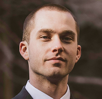 Retrato de Thomas Whitfield, experto en el mercado cripto y analista de comercio de criptomonedas